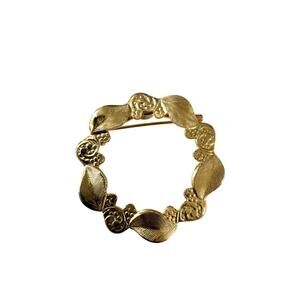 Vintage Entricate Goldtone Holiday Wreath Circle Pin Brooch